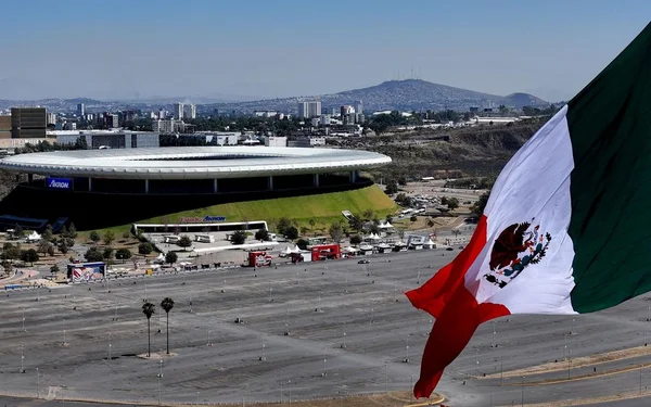 Le drapeau mexicain et le stade Estadio Akron, symbole du pays où la violence des cartels persiste malgré des événements majeurs.