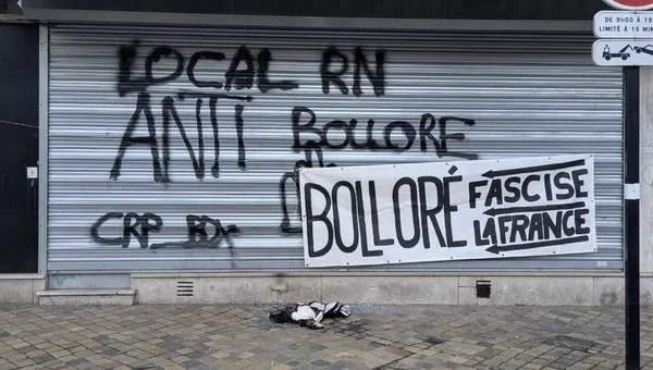 Permanence du RN vandalisée à Bordeaux avec des tags anti-Bolloré.