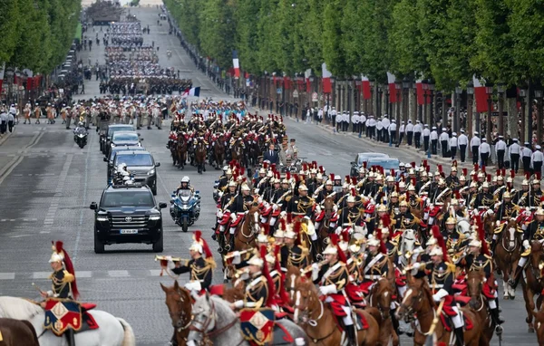La Garde républicaine et le cortège motorisé lors du défilé du 14 juillet sur les Champs-Élysées
