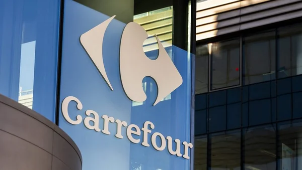 Logo Carrefour sur façade vitrée.