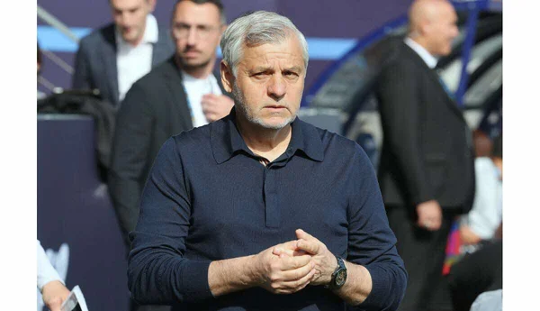 Bruno Genesio, nouvel entraîneur de l'OM, lors d'une conférence de presse ou d'un événement officiel.