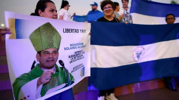 Manifestants tenant une affiche réclamant la libération d'un évêque emprisonné au Nicaragua.