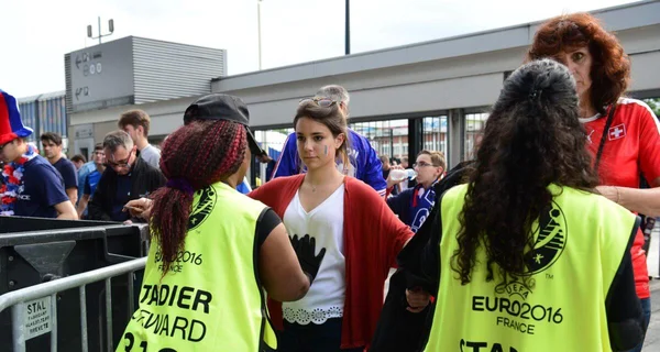 Supporters à l'entrée d'un stade lors de l'Euro 2016, illustrant l'ambiance des grands tournois.