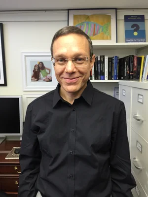 Le professeur Avi Loeb dans son bureau à Harvard, le 1er octobre 2015.