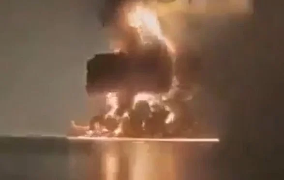 Image de faible qualité montrant un objet en flammes, utilisée pour illustrer la fausse information sur le pétrolier des Émirats.