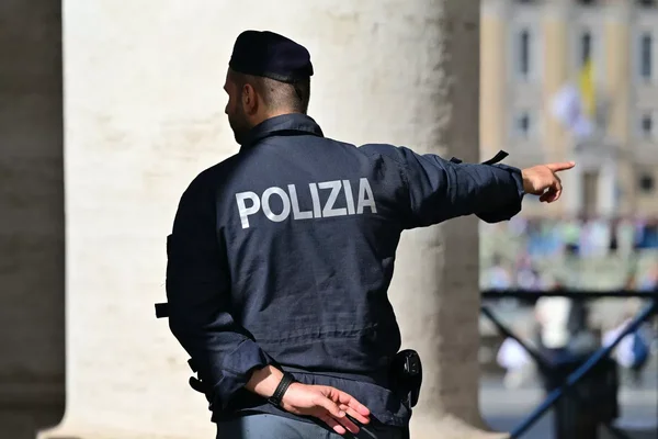 Un policier italien en service près d'une colonne à Bologne.
