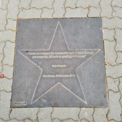 Plaque commémorative avec une citation du pape François sur l'Europe, à Strasbourg.