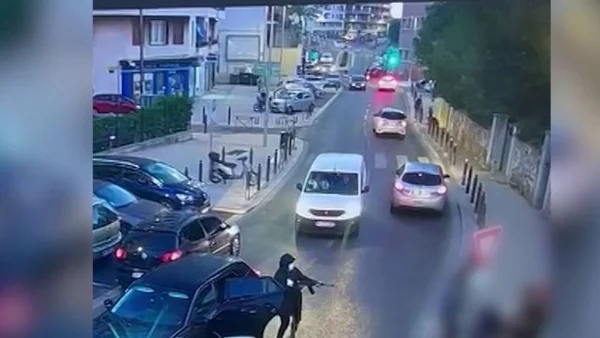 Image de vidéosurveillance d'un homme armé dans une rue commerçante à Marseille.