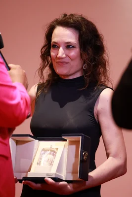 Coralie Fargeat présentant le trophée de The Substance à Cannes 2024.