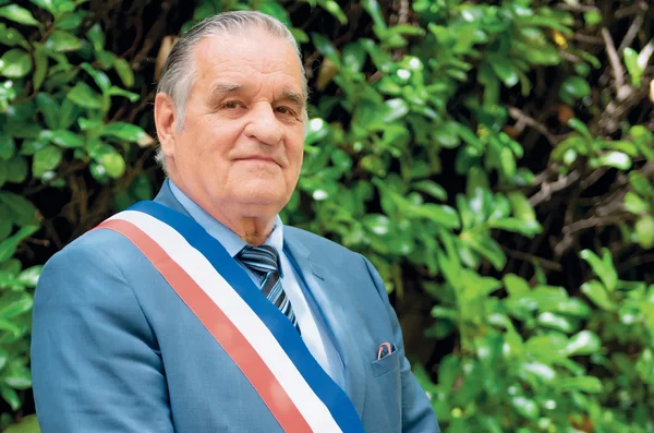 Max Roustan, maire d'Alès, en écharpe tricolore.