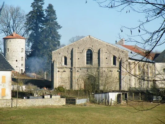 Vue extérieure de l'abbaye Saint-Pierre de Mozac, dans le Puy-de-Dôme.