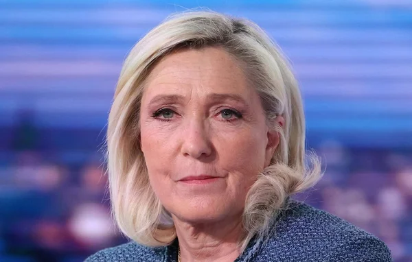 Marine Le Pen, portrait en veste bleue, avant l'audience du 1er juillet 2026.