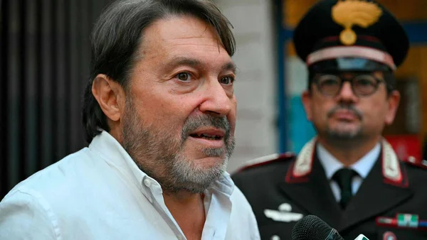 Sigfrido Ranucci s'exprimant devant des journalistes, entouré d'un officier.