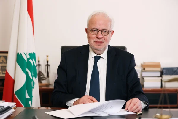 Adel Nassar, ministre de la justice libanais, dans son bureau officiel.