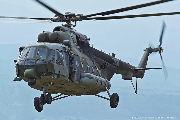 Hélicoptère de transport militaire tchèque (numéro 9337) en vol.