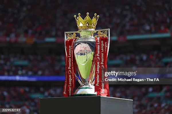 Le trophée de la Premier League, icône du football anglais et de ses dépenses records.