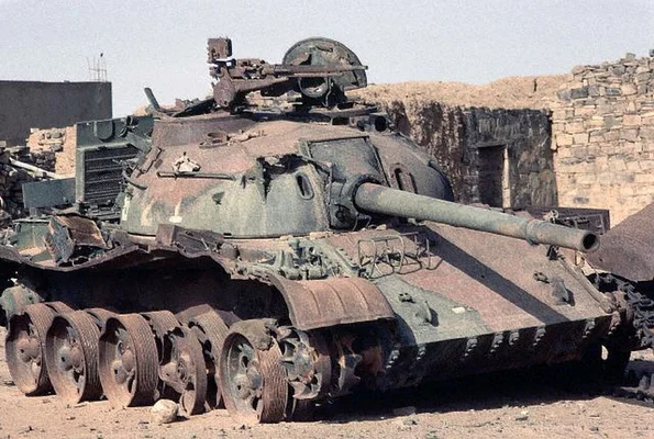 Char détruit du Front Polisario abandonné dans le désert.