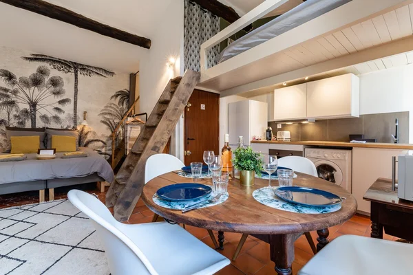 Exemple de logement touristique meublé dans le quartier du Panier, à Marseille, typique des annonces Airbnb.