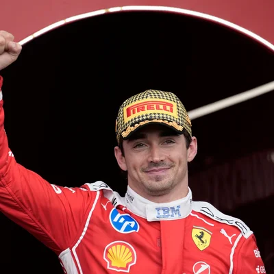 Charles Leclerc célèbre sa victoire sur le podium du Grand Prix de Grande-Bretagne.