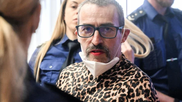 Marla-Svenja Liebich, figure néonazie transgenre, escortée au tribunal de Plzen le 18 mai 2026.