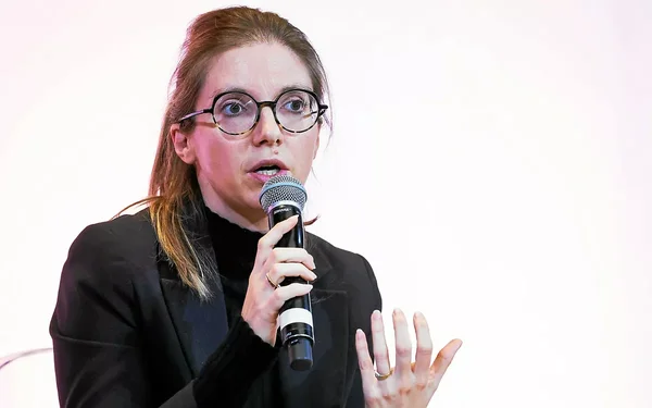 Aurore Bergé s'exprimant devant un micro.