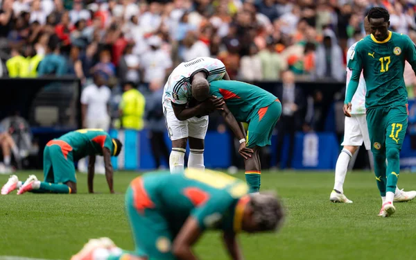 Joueurs sénégalais déçus après un but encaissé tardivement, symbole de la malédiction de la 86e minute.