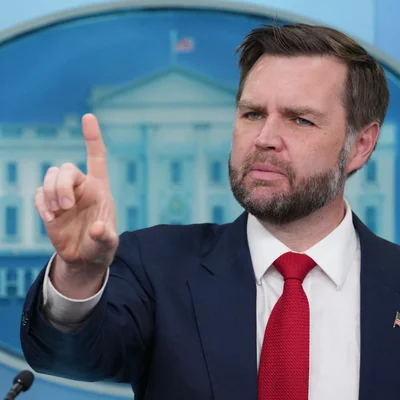 J.D. Vance lors d'un point presse devant la Maison-Blanche, faisant un geste emphatique.
