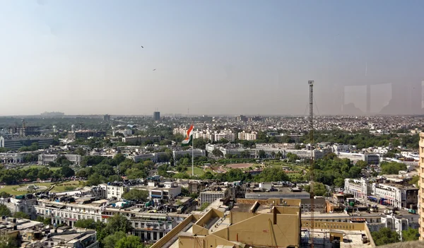 Vue de Connaught Place à New Delhi depuis le restaurant Parikrama, avec le drapeau indien flottant au-dessus de la ville.