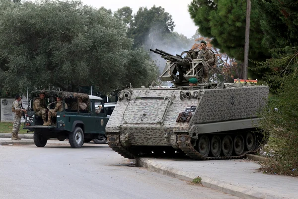Convoi de l'armée libanaise en patrouille dans le sud, avec un M113 et un Land Rover.