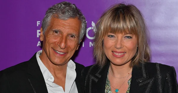 Nagui et Mélanie Page souriant ensemble.