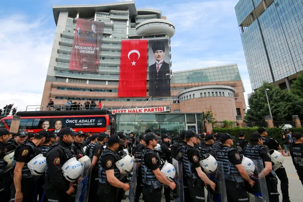 Les forces de l'ordre en formation devant le siège du parti d'opposition à Ankara.