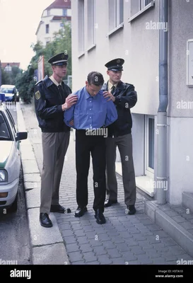 Interpellation d'un suspect par les forces de l'ordre en extérieur.