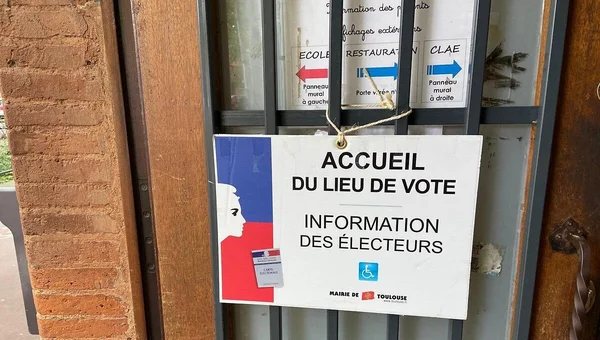 Signalétique d'un bureau de vote à Toulouse pour guider les électeurs.