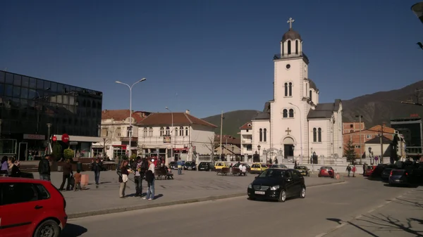 Place principale de Gostivar, en Macédoine du Nord, avec son église orthodoxe blanche et son clocher.