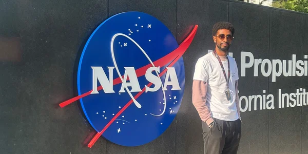 Allan Petre devant le centre Jet Propulsion Laboratory de la NASA.