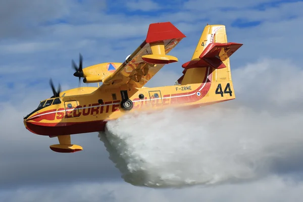 Un Canadair CL-415 de la Sécurité Civile en action de largage.