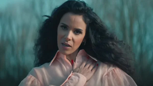 Shy'm dans une pose introspective, extrait d'une vidéo promotionnelle.