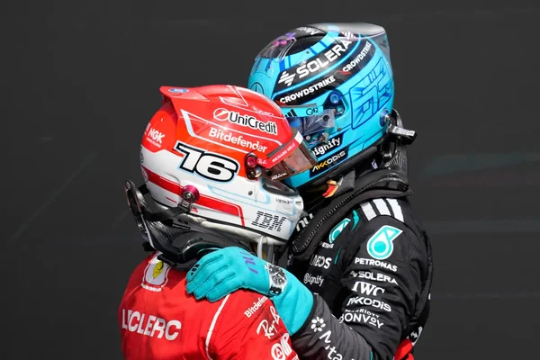 Charles Leclerc (Ferrari) et un pilote Mercedes s'embrassent après la course à Silverstone.