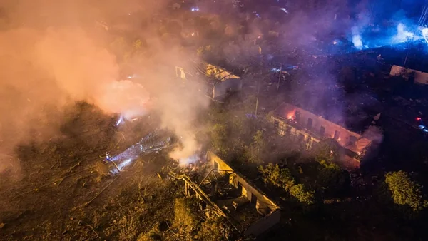 Vue aérienne des dégâts après une explosion dans une usine de feux d'artifice en Chine.