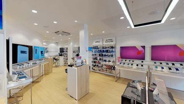 Boutique SFR Paris Secretan, espace de vente de smartphones et accessoires.
