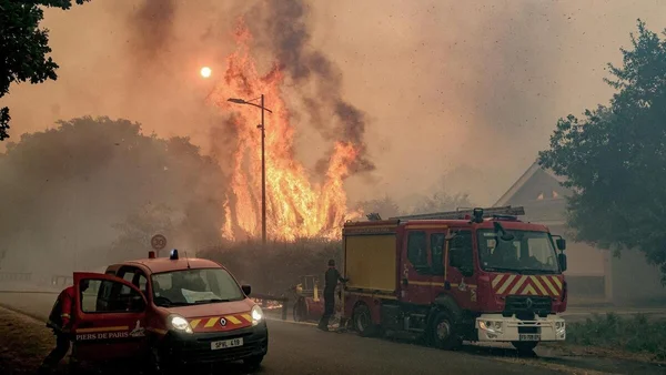 Les pompiers défendent maison par maison face à un violent incendie de forêt en Gironde.