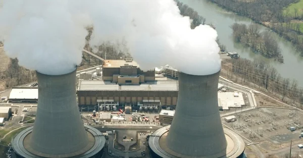 Centrale nucléaire américaine avec tours de refroidissement en bord de rivière.