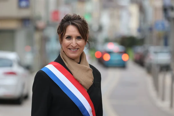 Christine Herzog, sénatrice, arborant l'écharpe tricolore lors d'une sortie publique.