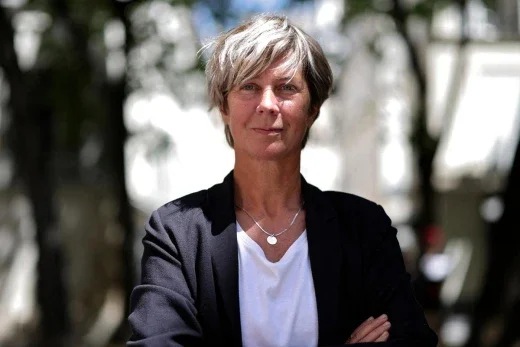 Sandrine Collette en extérieur, dans un cadre naturel.