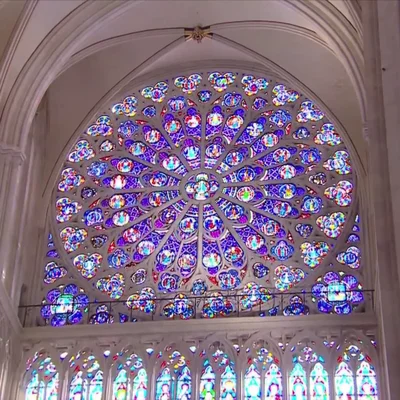 La rosace intérieure de Notre-Dame de Paris aux vitraux éclatants.