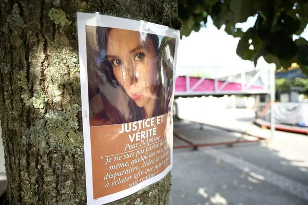 Avis de recherche de Delphine Jubillar, affiché sur un arbre.