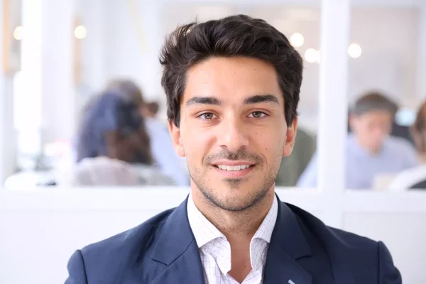 Vincent Luciani, co-fondateur d'Artefact, dans un portrait souriant en bureau.