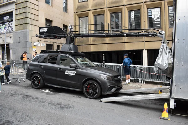 Sur le tournage de Spider-Man: Brand New Day à Glasgow, un véhicule noir avec grue de caméra.