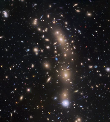 L'amas MACS J0416.1-2403, une lentille gravitationnelle puissante imagée par Hubble.