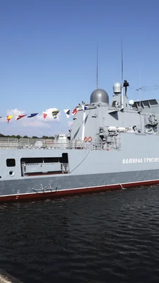 La frégate russe Amiral Grigorovitch en mer calme avec pavillons de signalisation.